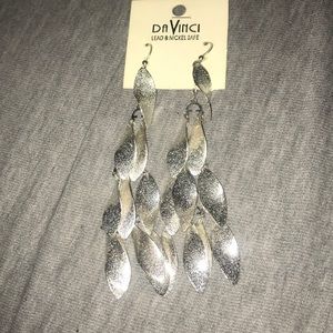 ⭐️Silver dangly chandelier lightweight earrings!